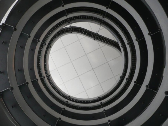 All-purpose spiral conveyor for medium to large products